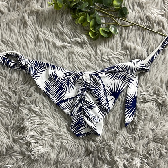 Nwot black and white pattern bikini side tie bottoms size S. - Picture 3 of 5